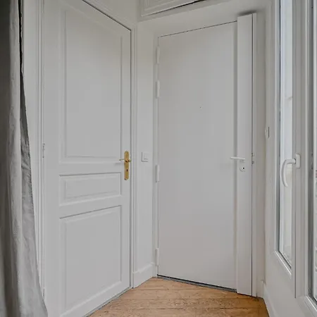 Le Poétique Niché Au Pied Du Sacré-cœur Parigi